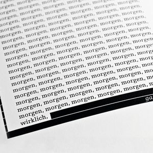 Üben, üben, üben! In den meisten Fällen haben Sie Vorbereitungszeit, bevor Sie eine Rede halten – nutzen Sie sie! Schreiben Sie sich Ihren Text in Stichpunkten nieder und üben Sie diesen. Dabei bemerken Sie schnell, wenn etwas nicht stimmig klingt oder noch weiter erläutert werden sollte. Um sich auch an die Zuhörer zu gewöhnen, ist es hilfreich, vor einem Publikum zu üben. Dafür können Sie Ihren Vortrag vor Familie oder Freunden vortragen und nach Feedback fragen – reden Sie zu schnell, zu leise oder ist inhaltlich etwas nicht verständlich?(Bild:  © le2jh – stock.adobe.com)