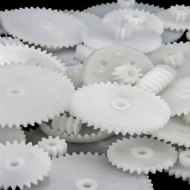 Die Rädchen im Getriebe der deutschen Kunststoffverarbeitung sind ziemlich durcheinander, weshalb die Geschäfte mehr und mehr ins Stocken geraten. Hier eine Marktanalyse des Geschehens. (Bild: Heckenschober)