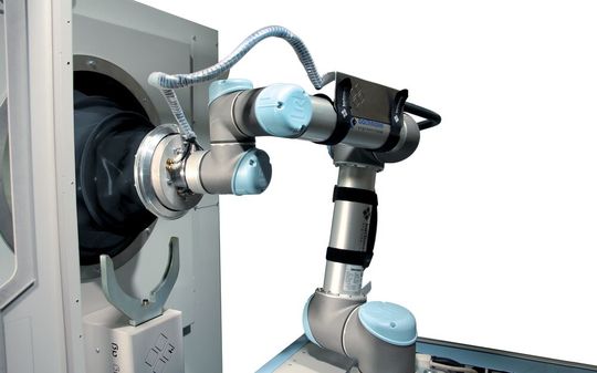 Die BBU ist ein komplettes Anbau-Set, welches das automatische Einführen von Werkstücken in bestehende Strahlmaschinen ermöglicht. Die BBU ist ein komplettes Anbau-Set, welches das automatische Einführen von Werkstücken in bestehende Strahlmaschinen ermöglicht.