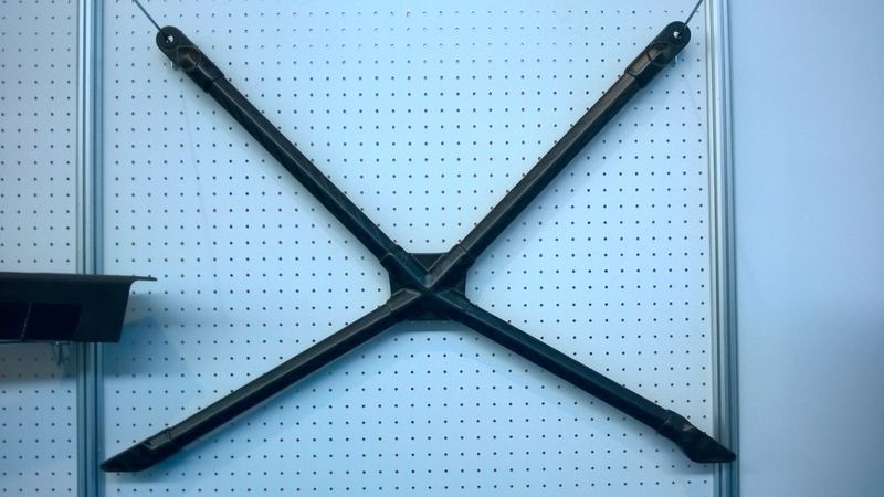 Die Audi AG hat für die One-Shot-Technologie den 1. Platz beim AVK-Innovationspreis in der Kategorie Prozesse und Verfahren belegt. Die Technologie ermöglicht die Kombination von endlosfaserverstärkten Profilen mit kurzfaserverstärkten Pressmassen incl. Lasteinleitungen. Die Fügung erfolgt in einem Prozessschritt ohne zusätzliche Verklebung. (D.Quitter/konstruktionspraxis)