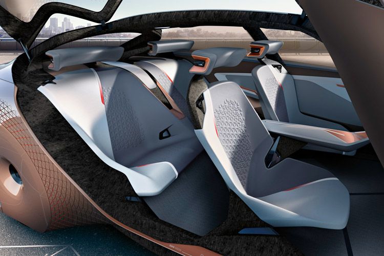 Der Vision Next 100 wäre keine Zukunftsstudie, könnte er nicht auch autonom Fahren. Entscheidet sich der Fahrer, den Boost-Modus zu verlassen – so nennt es BMW, wenn der Mensch am Steuer sitzt – und in den Ease-Modus zu wechseln, klappt das Lenkrad weg, die Mittelkonsole weicht aus ihrer fahrerorientierten Position zurück, der Nieren-Kühlergrill verändert sich und vor der Windschutzscheibe fährt der so genannte Companion aus – der die Position des Fahrers einnimmt. (Foto: BMW)