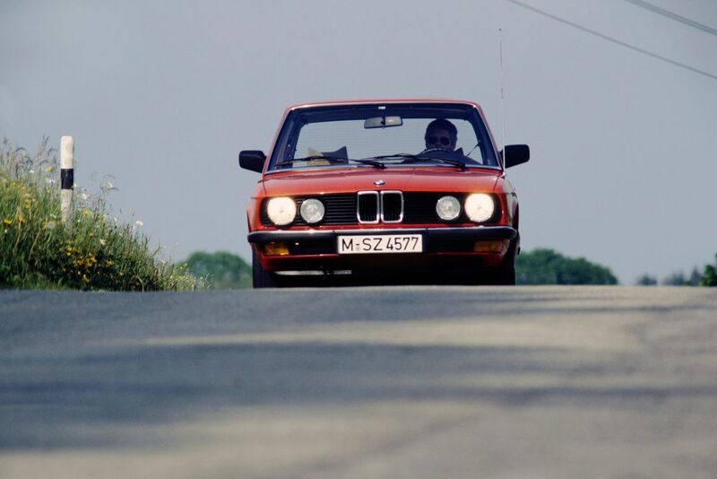 Zwischen 1981 und 1987 liefen diese soliden Businessklassen aus München vom Band und waren immer sicherer Garant für recht ordentlichen Fahrkomfort. (Foto: BMW)