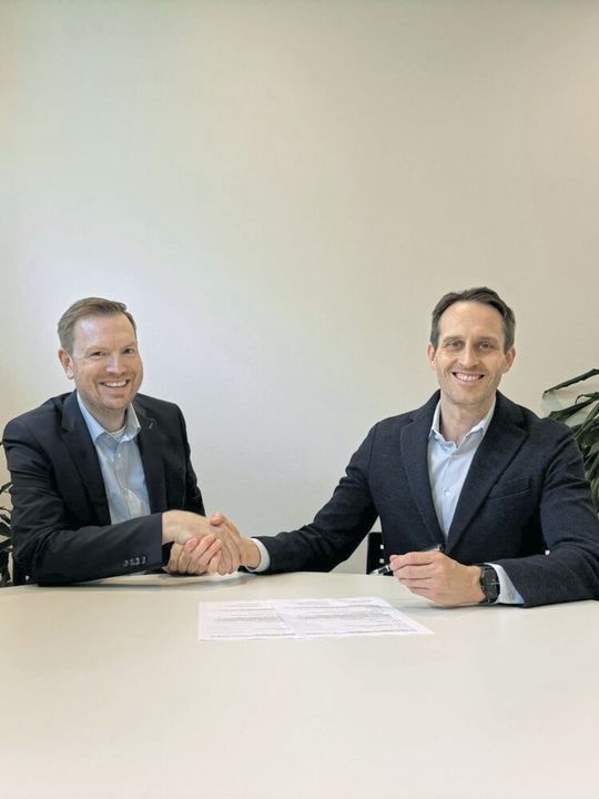 Stefan Jäger (li., Head of Circular Product Services bei Siemens) und Dr. Christian Hoffart (re., CEO von Sparepartsnow) besiegeln die neue Partnerschaft, die das gemeinsame Engagement von Siemens und Sparepartsnow widerspiegelt, die Kreislaufwirtschaft in der Industrie voranzutreiben: durch längere Produktlebenszyklen, eine bessere Verfügbarkeit von Geräten sowie einen Beitrag zur Abfallreduzierung und Ressourcenschonung.(Bild:  Siemens)