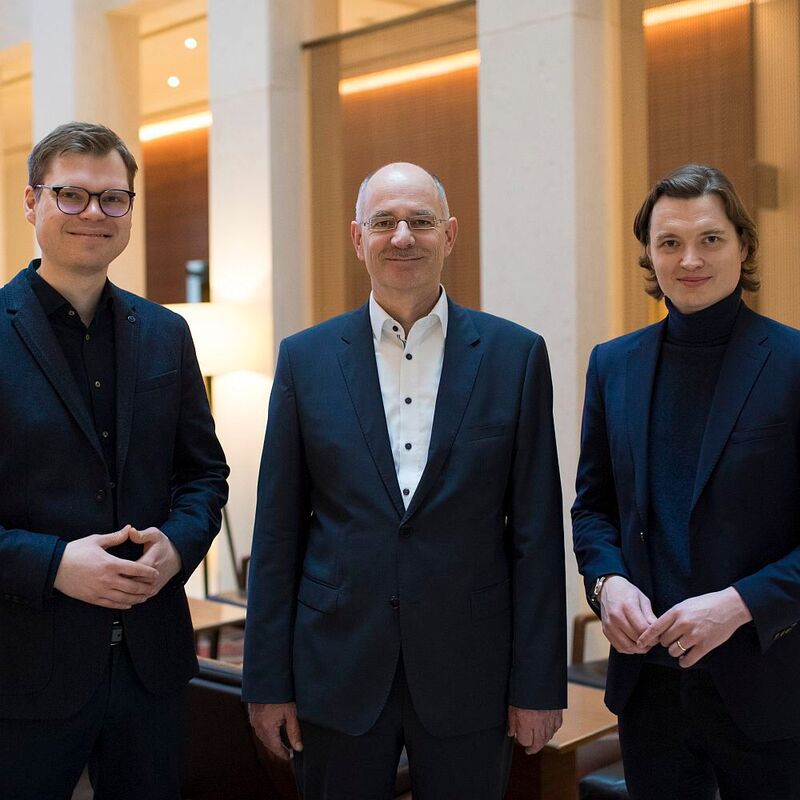 Neue Partner: Kevin Valdek (High-Mobility), Dr. Thilo Wagner (DAT) und Risto Vahtra, Gründer von High-Mobility. 