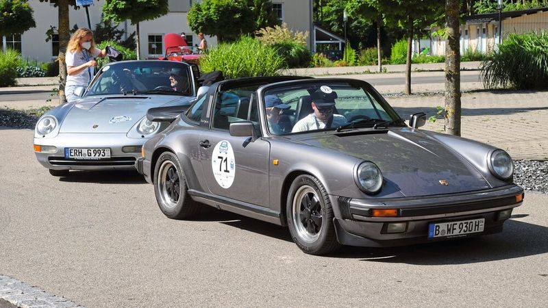 Zweimal 911 – Porsche 911 G-Modell Targa, Baujahr 1986, und Porsche 911 Carrera 993 Cabrio, Baujahr 1994. (Bild: Zietz/»kfz-betrieb«)