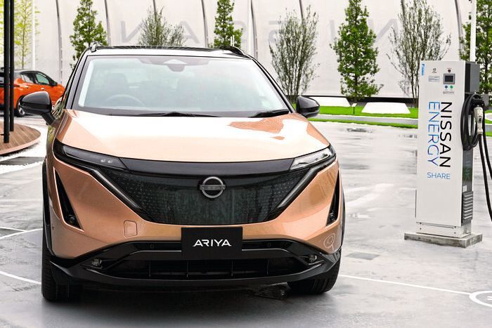 Vorne fällt der große, schwarze Kühlergrill auf, der von langgezogenen LED-Tagfahrlichtern flankiert wird. (Bild: Hersteller)