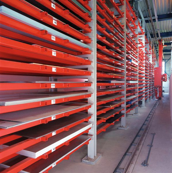 Über das ERP/PPS-System wird jede Warenbewegung im Hochregallager mobil erfasst, sodass zu jeder Zeit der aktuelle Materialbestand abrufbar ist. (Bild: SMB Schnekenburger)