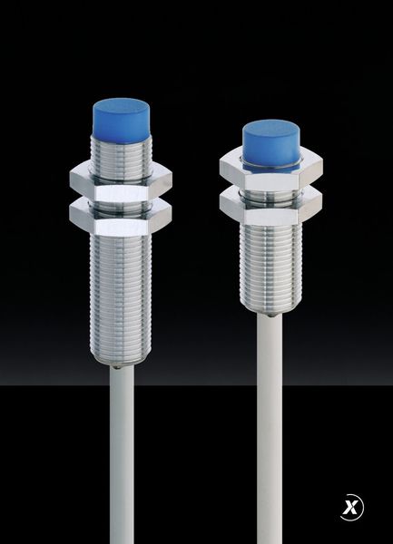 Der nicht-bündig einbaubare Induktivsensor vom Typ DW-AD-633-M12 in seiner kurzen und langen Bauform besitzt einen Schaltabstand von 8,0 mm. (Bild: Contrinex)