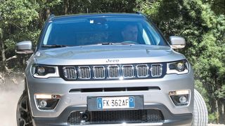 Hierzulande müssen 2.720 Jeep Compass für etwa eine halbe Stunde in die Vertragswerkstatt. (Bild: Jeep)