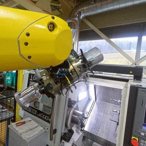 Für das effiziente Be- und Entladen der CNC-Drehmaschine verfügt der Roboter über einen Doppelgreifer.(Bild:  Halter CNC Automation)