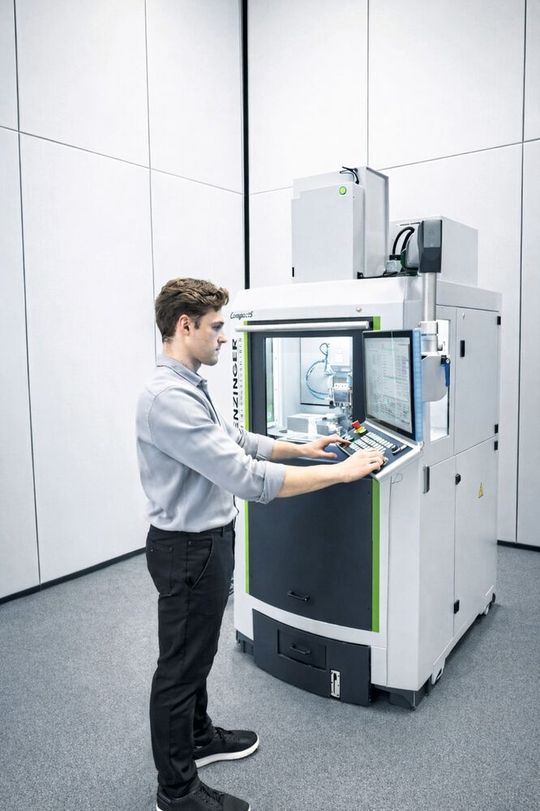 Höchste Integration: Auf nur 1,4 m² Stellfläche vereinen 5-Achs-Bearbeitungszentren «Compact5» von Benzinger industrielle Antriebs- und Führungskomponenten sowie eine vollständige Automation für Werkzeuge und Werkstücke.(Bild:  Carl Benzinger GmbH)