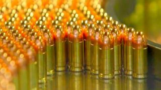 Der Ukrainekrieg krempelt die europäischen und weltweiten Waffenexporte um. Russland gehört zum Beispiel nicht mehr zu den Top-2 der Waffenlieferanten. Dagegen sorgen die USA und Deutschland zusammen für rund 99 Prozent der Rüstungsgüter in die Ukraine ... (Bild: B. Ullet)