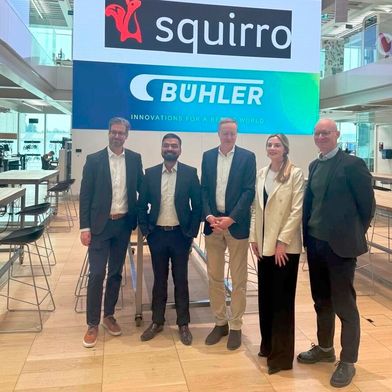 Partner für den KI-Einsatz: Vidor Kapy (CIO Bühler), Saurabh Jain, (CTO Squirro), Mark Macus (CFO Bühler), Lauren Hawker Zafer (COO Squirro) und Ian Roberts (CTO Bühler) (v.l.). (Bild: Squirro)