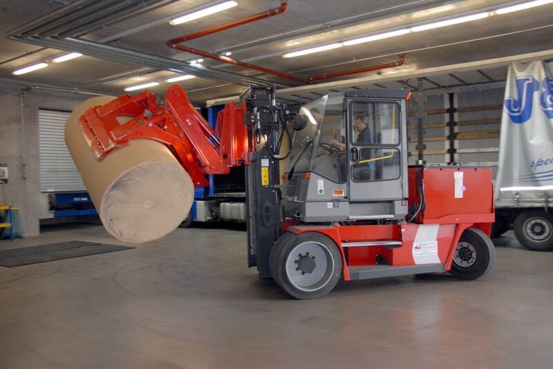 Die 3500 kg schwere Papierrolle wird um 90° gedreht und in die Aufnahmeposition gekippt – hier beträgt der Lastschwerpunktabstand rund 1250 mm. (Bild: Kalmar)