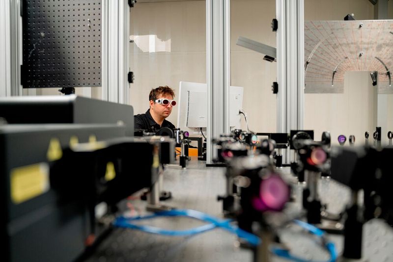 Wie reagiert Edelstahl auf die Bearbeitung mit dem Pikosekundenlaser? Dr. David Redka berechnete dafür die Materialeigenschaften von Legierungen.  (Bild: Alexander Ratzing)