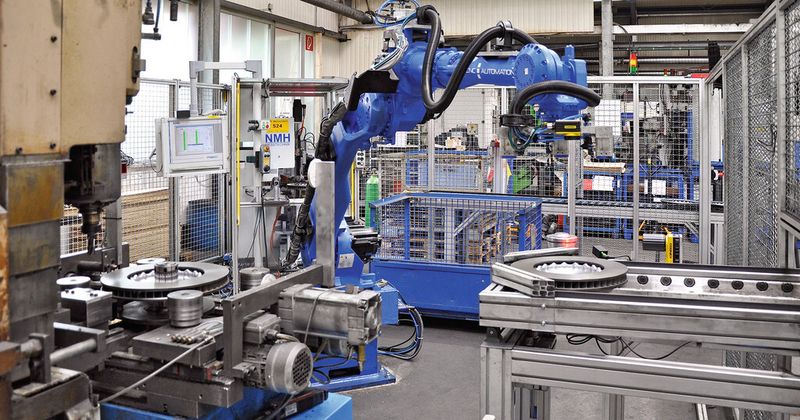 Bild 3: Das Vision-Sstem orientiert sich bei der Aufnahme der über ein Transportband angelieferten Bremsscheiben am Innendurchmesser und gibt die Daten an den Roboter, der mit Hochleistungsmagneten zupackt. (Bild: Cognex)