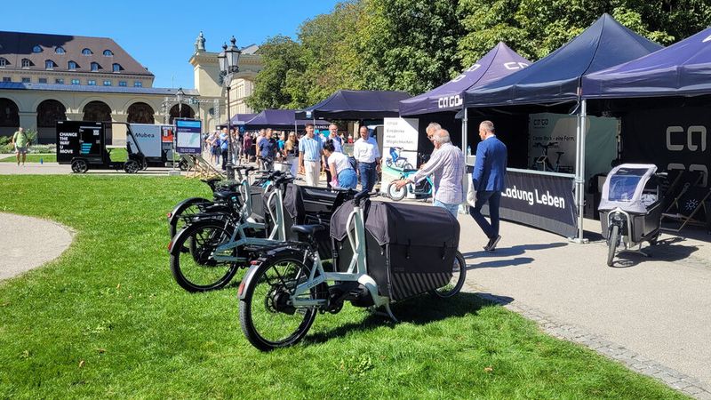 Im Münchner Hofgarten reihen sich die Stände von Fahrradherstellern aneinander. (Bild: Wehner – VCG)