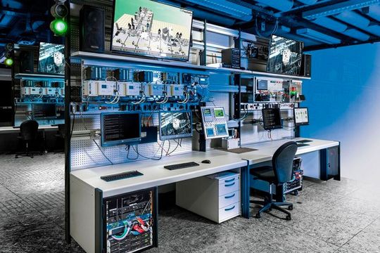 Das IT-Sicherheitslabor des Fraunhofer IOSB in Karlsruhe verfügt über zahlreiche Demonstratoren und Lernumgebungen zur Erprobung und Anwendung von industriellen Cybersicherheitstechnologien.(Bild:  Fraunhofer IOSB)