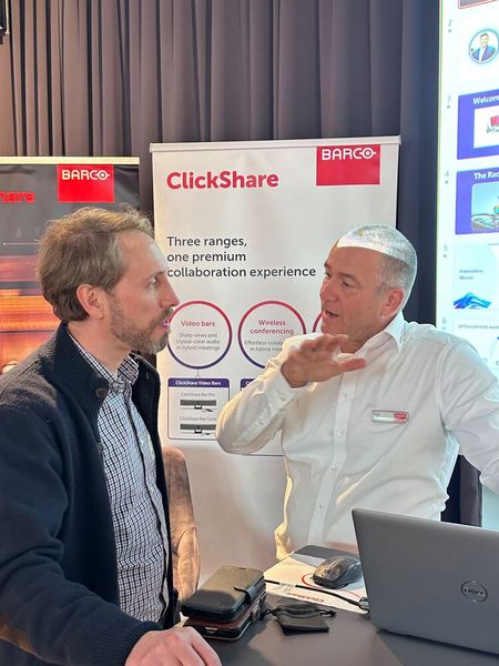 Fritz Rook (Barco) erklärt Uwe (Elementar), woher seine Leidenschaft für ClickShare kommt. (Bild: Vogel IT-Medien GmbH)