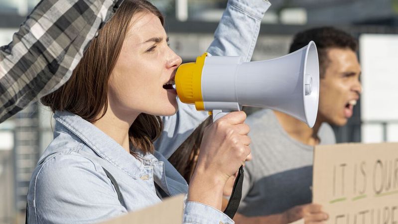 Mitarbeiter sollten ihr politisches Engagement auf die Freizeit beschränken.(Bild:  Bild von freepik)