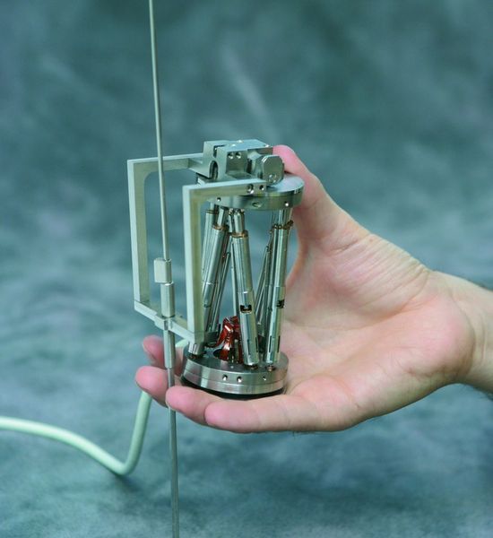 Erst durch Miniatur-Antriebssystem möglich: Der Miniatur-Hexapod-Roboter hat bei einem Gewicht von 250 g einen Durchmesser von nur 50 mm und eine Höhe von 80 mm.  (Bild: Faulhaber)