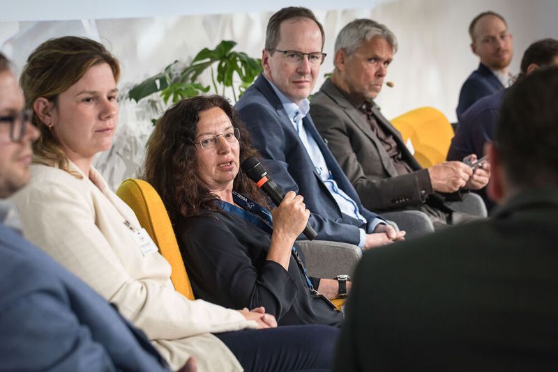 Anwenderkongress Steckverbinder 2023: Tag 1 mit Basisseminaren, Podiumsdiskussion und Posterslam. (Bild: Stefan Bausewein)