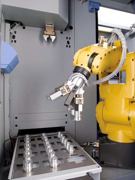 Das Fünfachs-Fertigungszentrum FZ12 FX mit integrierter Roboterautomation Flexcell Uno. Die kostengünstige Komplettlösung als kompakte Einheit aus Fertigungszentrum, integriertem Handlingroboter und Werkstückspeicher. (Bild: Chiron)