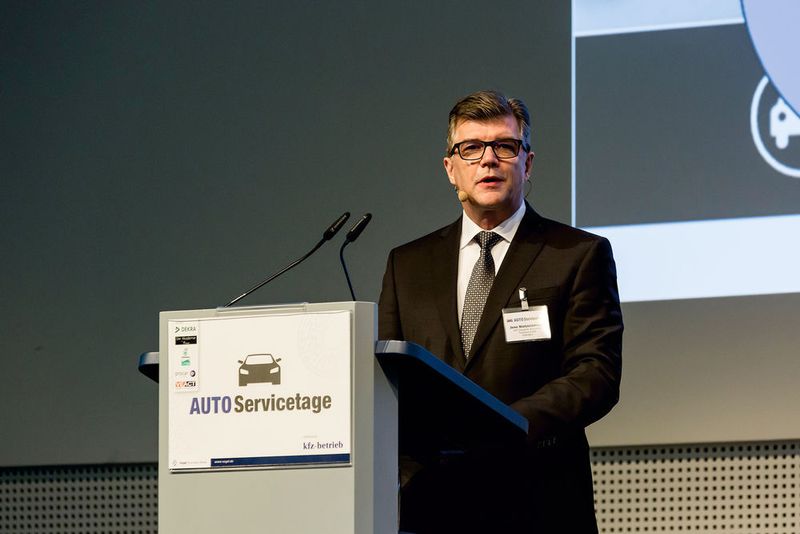 „Digitalisieren Sie noch, oder profitieren Sie schon?“ – diese Frage stellte DAT-Geschäftsführer Jens Nietzschmann den Teilnehmern. (Stefan Bausewein)