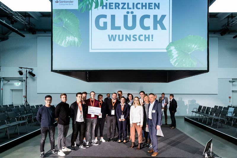 Als Belohnung gab es einen Scheck über 1.000 Euro. (Stefan Bausewein)