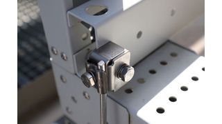 Die neue Anschlussklemme für Stahlträger von Dehn soll eine sichere Integration von Trägern, Blechen oder Profilen in Blitzschutz- und Potentialausgleichssysteme ermöglichen. (Bild: Dehn Se)