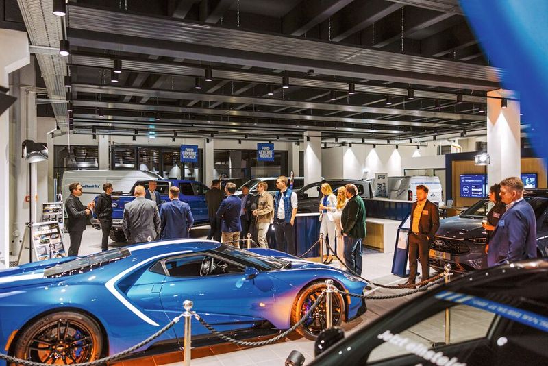 Den neuen Ford-Verkaufsraum dominierte zur Eröffnungsfeier eindeutig der anwesende GT.  (Bild: AVAG/Martin Augsburger)