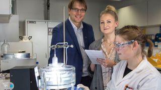 Projektleiter Robert Kourist mit Sandy Schmidt und Hanna Büchsenschütz, beide im Projektteam von "Photobiocat".  (Lunghammer - TU Graz)