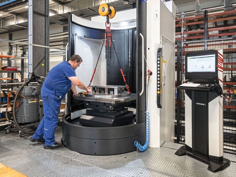 Über einen Rüstplatz wird der LPP 5000 mit neuen Aufträgen bestückt. (Bild: DMG Mori)
