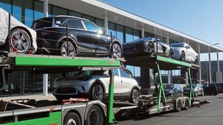 Autopaläste und immer mehr gedrehte Neu- und Gebrauchtwagen. Die größten Autohändler Europas werden immer größer.  (Bild: Grimm – VCG)