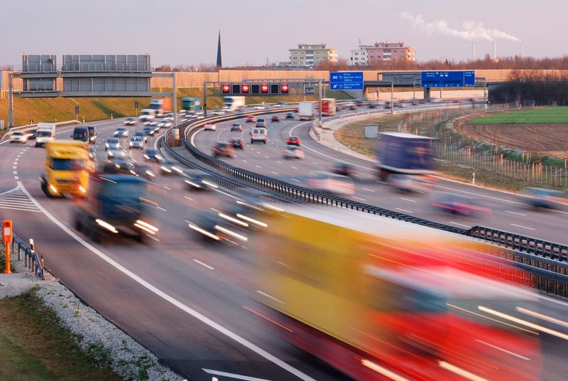 Cargonexx (www.cargonexx.de/de/) bringt Spediteure und Frachtführer zusammen. So kann ein Spediteur einen Lkw-Auftrag zu aktuellen Marktpreisen mit einem Klick beauftragen, ein Frachtführer mit einem Klick Aufträge gewinnen. Teuere Leerfahrten lassen sich so vermeiden, ohne ständig Frachtenbörsen beobachten zu müssen. Die Technologie hinter der Plattform des Hamburger Startups funktioniert ähnlich wie bei Google oder Amazon. Ein neuronales Netz analysiert hunderttausende Datensätze aus unterschiedlichen Quellen schätzt auf dieser Basis den Marktpreis für zukünftige Touren. (Bild: Cargonexx)