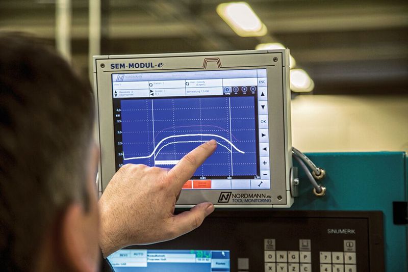 Das Touchscreen-Display ist eine Alternative zur Anzeige der Messkurven am NC-Bedienfeld. (Bild: Nordmann GmbH & Co. KG)