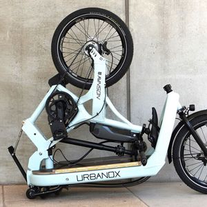 Dank Rahmen-Klappmechanismus lässt sich das Bike in der Länge halbieren.(Bild:  Avnson)