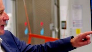 Markus Fiedler, Geschäftsführer von Fimab, demonstriert, wie Newdrive Analytics im täglichen Shopfloor Management eingebunden ist. (Bild: Newdrive Analytics)