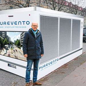 Robert Krüger, Geschäftsführer von Purevento, will mit dem „Stadtluftreiniger“ für weniger Feinstaub- und NOx-Belastung sorgen.(Bild:  Purevento)