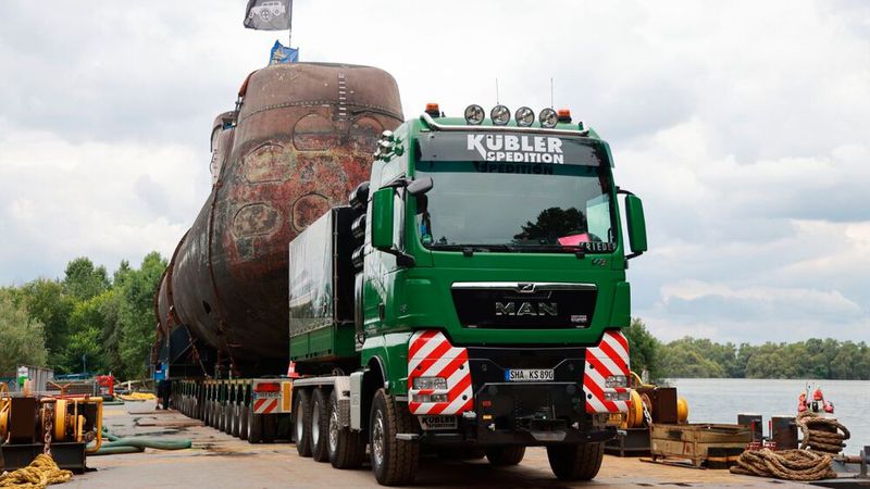 Der gesamte Transport war ein heikles Unterfangen. Schließlich galt es den ungewöhnlichen Schwertransport nicht nur unter tiefen Brücken hindurch, sondern auch durch engste Straßen des malerischen Kraichgaus zu bugsieren. Zu den kniffligsten Momenten gehörte das mehrmalige Drehen des Bootes auf dem Ponton. Auf dem Wasser musste die Crew nicht nur das Boot, sondern auch das Ponton im Gleichgewicht halten. Eine besondere Herausforderung war das Abfahren vom Ponton in Haßmersheim, als U17 an Land ging. Auch hier musste der Ponton ständig neu ausbalanciert werden, um die sich verändernde Last auszugleichen. (Bild: Auto - Technik - Museum e.V.)
