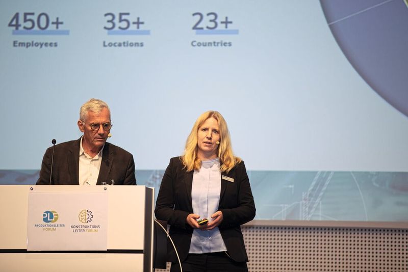 Endress + Hauser setzt die Live-Simulation von Cadfem in der Produktentwicklung ein. Ulrich Kaiser wurde daher von Anja Höller, Vertriebsingenieurin bei Cadfem auf der Bühne unterstützt.  (Bild: VCG)