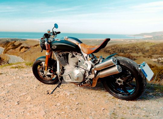 Ein Feuerstuhl für Individualisten! Die spanische Werkstatt Sbay Motor Company baut solche Motorradträume nicht aus Standardbauteilen. Da wird Gewicht gespart und viel zerspant. Für die Fertigung der Cyberpunk-Boliden setzt man auch auf Werkzeuge von Ceratizit ...(Bild:  Sbay Motor Company)