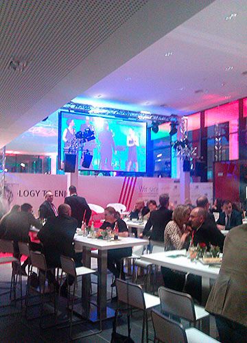 Die Gäste konnten einer Podiumsdiskussion mit Vertretern beider Marken folgen. (Foto: PIA)