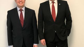 Dr. Wolfgang Scheiding (rechts) wurde zum Vorstandsvorsitzenden des Deutschen Schraubenverbands e.V. (DSV) gewählt. Er freut sich auf die Zusammenarbeit mit Dr. Beyer (links) (Deutscher Schraubenverband)