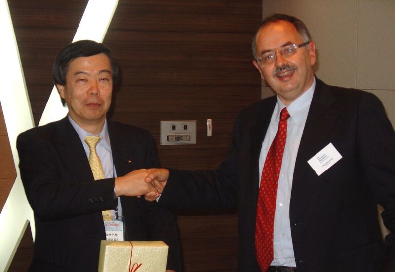 Neuer und alter IFR-Präsident: Arturo Baroncelli und Dr. Shinsuke Sakakibara. (Bild: IFR)