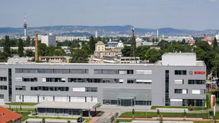 Die neue Zentrale der Bosch-Gruppe in Budapest: Dort haben 350 Mitarbeiter aus Vertrieb, Verwaltung und Entwicklung ihren Arbeitsplatz. Zudem entsteht vor Ort bis 2015 auch noch ein Entwicklungszentrum. (Foto: Bosch)