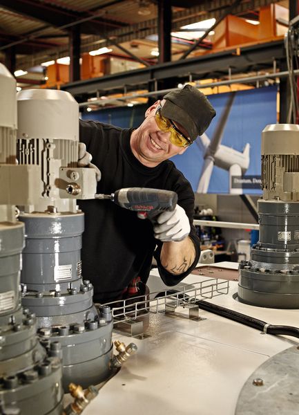 Steuerelektronik, mechanische, elektrische und hydraulische Komponenten greifen ineinander, wenn eine Windenergieanlage in Betrieb ist. 16 Stellmotoren sorgen im Azimutantrieb der künftig in Cuxhaven produzierten Siemens D7 dafür, dass sich das Maschinenhaus optimal gemäß der Windrichtung ausrichtet. (Bild: www.siemens.com/press)