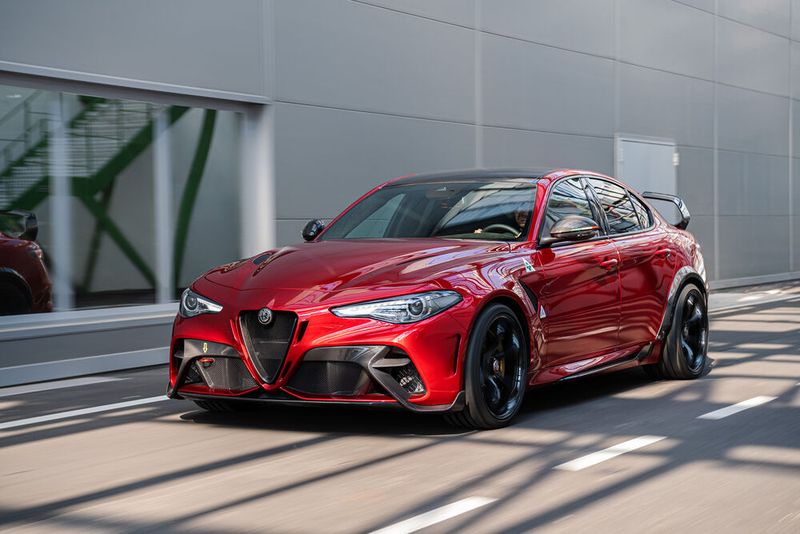 Nochmals 50 Kilogramm wurde bei der Version GTAm eingespart. (Bild:  Alfa Romeo)