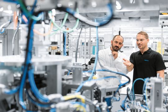 (Im Bereich der pneumatischen und elektrischen Automatisierungstechnik bietet Festo über 30.000 Produkte wie Antriebe, Motoren, Industrieroboter, Sensoren oder Ventilinseln. Bild: Festo SE & Co. KG)