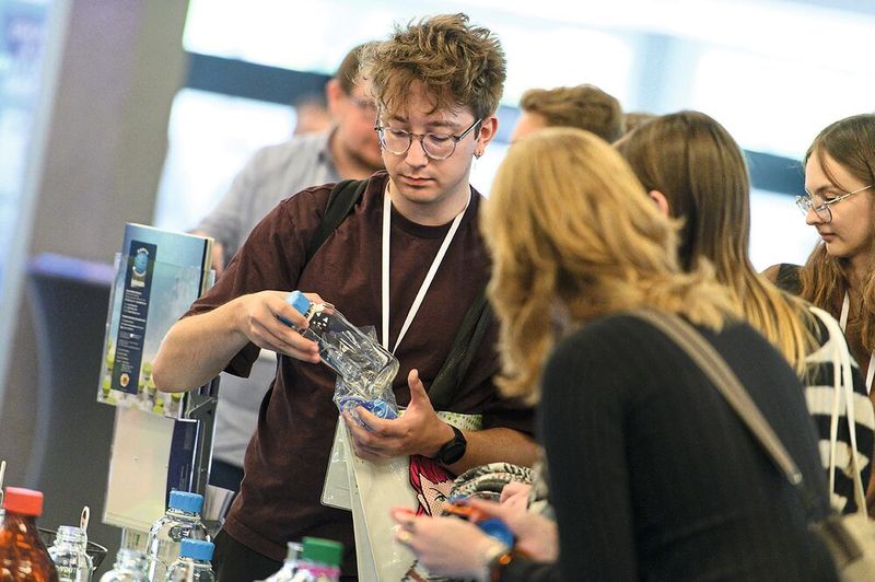 Die Qualität der Laborgläser können Besucher am Stand von DWK selbst in Augenschein nehmen – und die Gläser natürlich in die Hand.    Mehr Infos zu den kommenden LAB-SUPPLY-Messen finden Sie auf www.lab-supply.info (Bild: Stefan Stark)